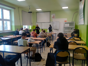 spotkanie policjantek z uczniami w ramach promocji zawodu policjanta