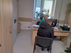 policjantka przesłuchująca zatrzymanego mężczyznę