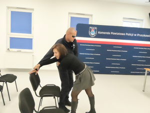 Szkolenie z zakresu komunikacji z osobami słabowidzącymi i niedowidzącymi w KPP Pruszków