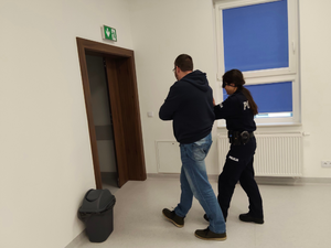 Szkolenie z zakresu komunikacji z osobami słabowidzącymi i niedowidzącymi w KPP Pruszków