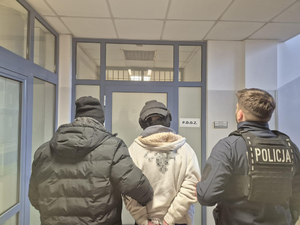 policjanci z zatrzymanym mężczyzną