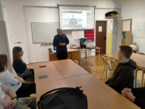 Spotkanie z maturzystami w Komorowie – o rekrutacji do Policji i możliwościach rozwoju zawodowego