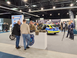 Policjanci z KPP w Pruszkowie promowali służbę podczas targów