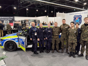 Policjanci z KPP w Pruszkowie promowali służbę podczas targów