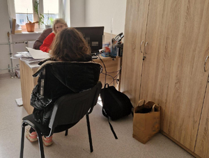 policjantka przesłuchuje 25-latkę