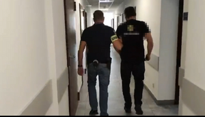 policjant z zatrzymanym mężczyzną