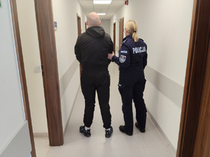 policjantka z zatrzymanym mężczyzną