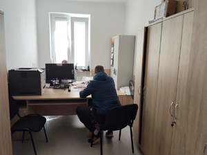 policjant przesłuchujący zatrzymanego mężczyznę