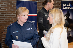Łącząc pasję ze służbą – KPP Pruszków na Powiatowych Targach Pracy