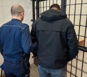 Mężczyzna zatrzymany za kradzieże w sklepie odzieżowym
