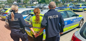 policjanci z zatrzymaną osobą