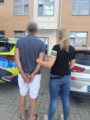 policjantka z zatrzymanym kierowcą