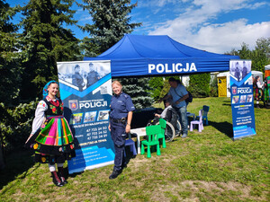Policjanci promowali zawód i przypominali o bezpieczeństwie podczas Wojewódzkich Dożynek w Raszynie