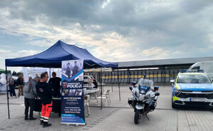 Policjanci na Pikniku Odporności i Bezpieczeństwa w Michałowicach