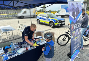 Policjanci na Pikniku Odporności i Bezpieczeństwa w Michałowicach