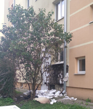 miejsce podpalenia- blok mieszkalny, widoczne uszkodzenia w wyniku podpalenia
