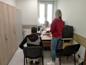 policjanci wykonujący czynności z zatrzymanym
