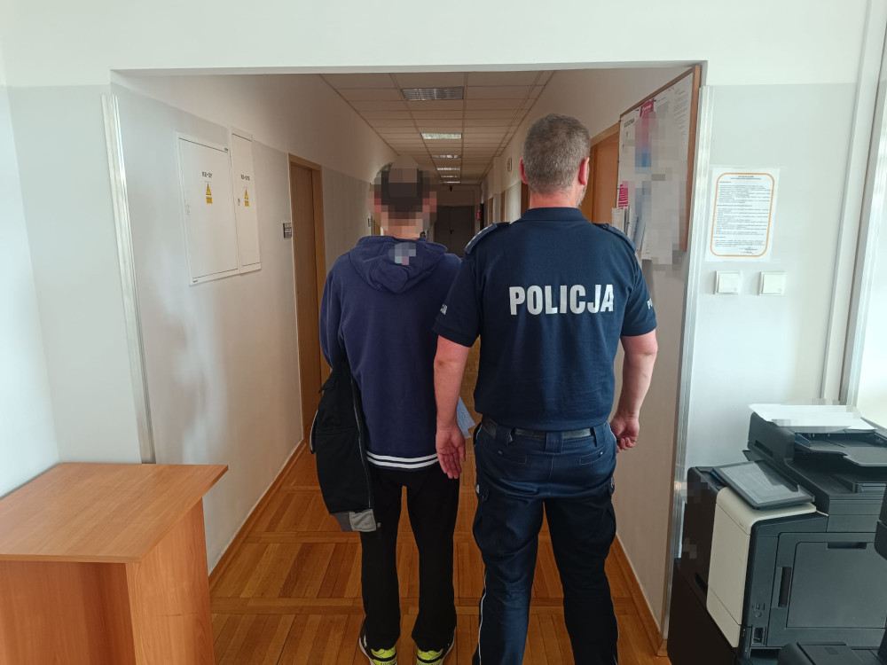 policjant z zatrzymanym mężczyzną